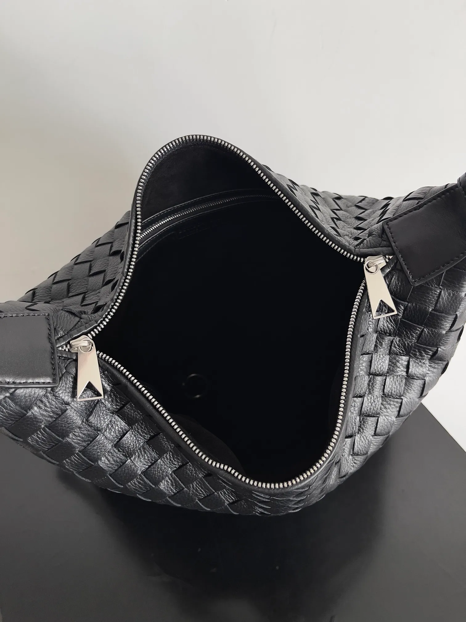 Batch 2800 BOTTEGA VENETA's new Traveler deerskin series is here! The travel season is coming soon, and I believe you must need a large-capacity and simple bag. This new Traveler is very in line with the current travel craze. The whole bag is designed with deerskin and is made of the highest quality leather. It feels tougher to the touch. The super large capacity is suitable for short trips. Traveling with friends and family does not require carrying heavy luggage. It is also very convenient for friends who often travel for work. You can carry two changes of clothes and a computer with you. It also comes with an adjustable shoulder strap to free your hands. Style number: 806974 Size: 44*33*9cm